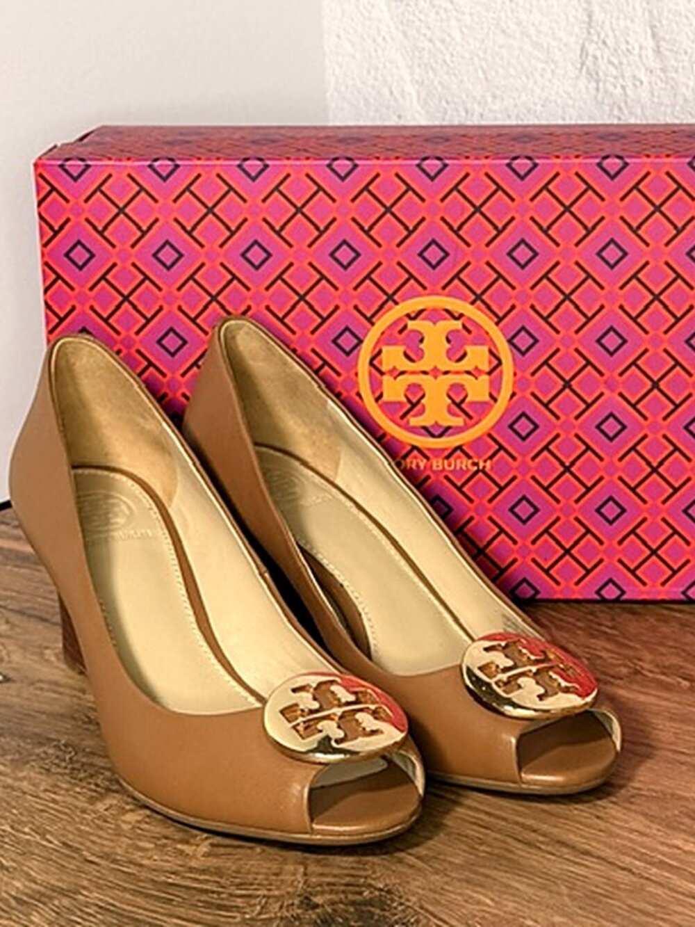 Tory Burch Kara 65mm Wedge Peep Toe Royal Tan Gold Logo Sz 6.5 Like New + Box